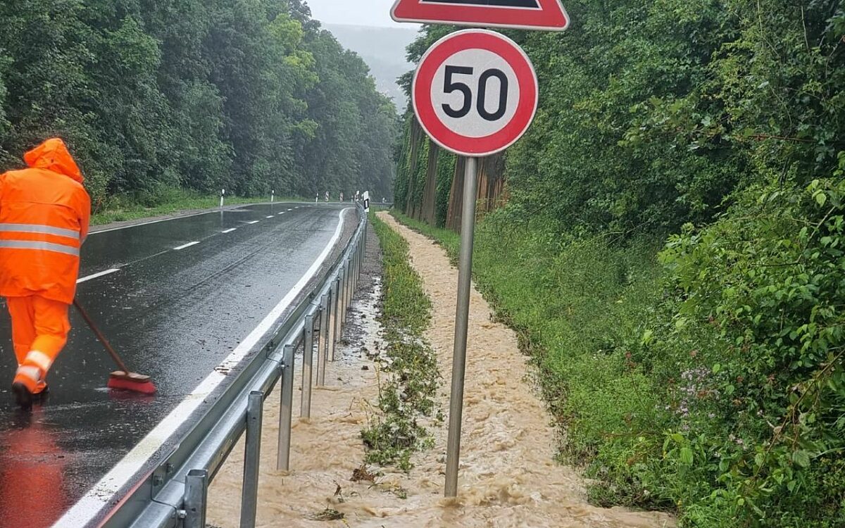 Ein Bach am Straßenrand, ausgelöst von Starkregen Ein Bach am Straßenrand, ausgelöst von Starkregen